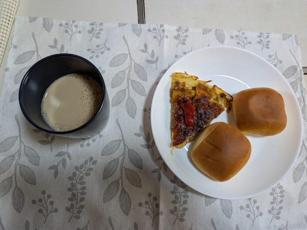 56日目 朝食:
・ロールパン
・ジャガイモガレット
・無糖カフェオレ