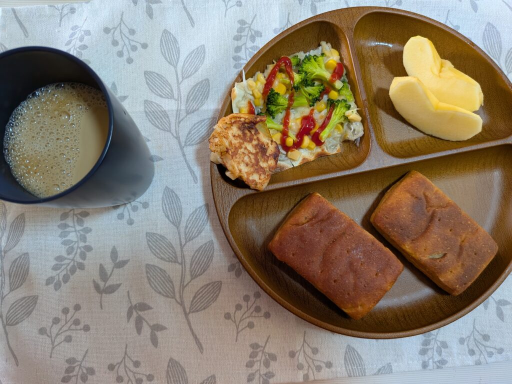 58日目朝食
・ベースブレッド1袋
ミルク味
・餃子の皮ピザ
・焼きシュウマイ
・リンゴ
・無糖カフェオレ