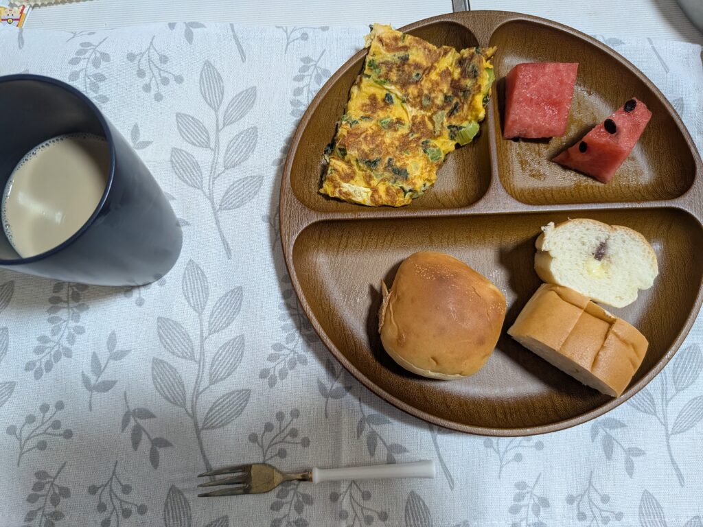 60日目朝食
・ロールパン
・小倉&マーガリン
・オムレツ
・すいか
・無糖カフェオレ