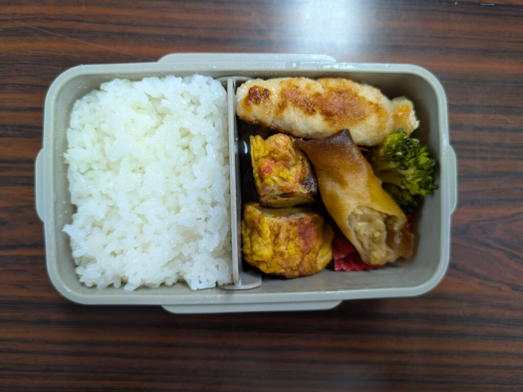 60日目昼食
・ご飯
・鶏つくね照り焼き
・カニカマ入り卵焼き
・ブロッコリー
・春巻き