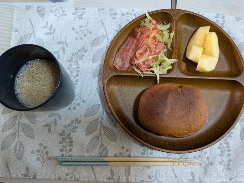 61日目朝食
・ベースブレッド
リッチ一袋
・ベーコンとキャベツ
・リンゴ
・無糖カフェオレ