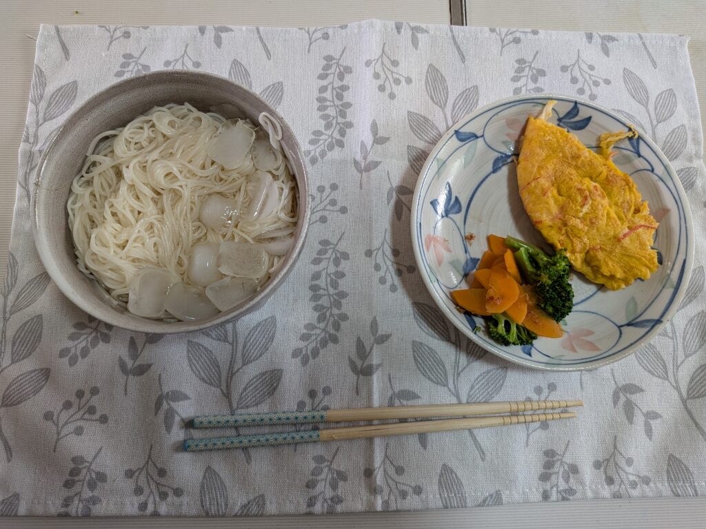 61日目昼食
・そうめん
・カニカマ入り卵焼き
・ブロッコリーとにんじん