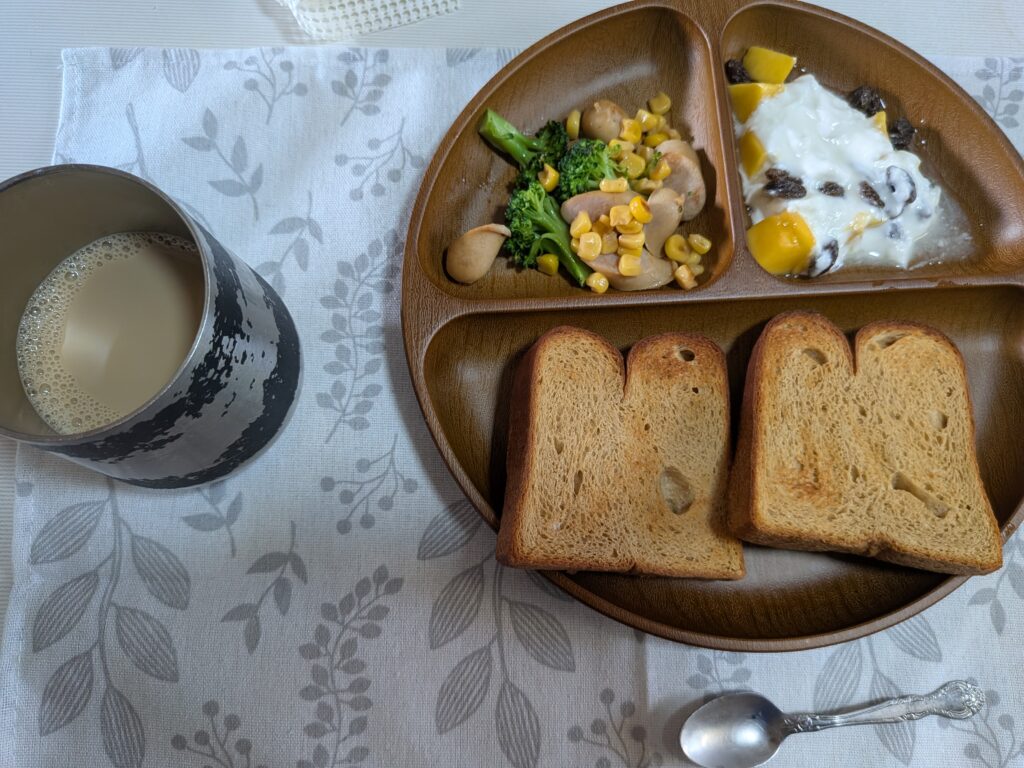 62日目朝食
・ベースブレッド
食パンプレーン1袋
・マンゴ―&ヨーグルト
レーズン
・ソーセージ&ブロッコリー&コーン
・無糖カフェオレ