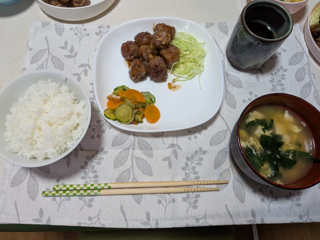 62日目夕食
・ご飯
・肉団子
・キャベツ
・きゅうり・にんじん甘酢
・味噌汁